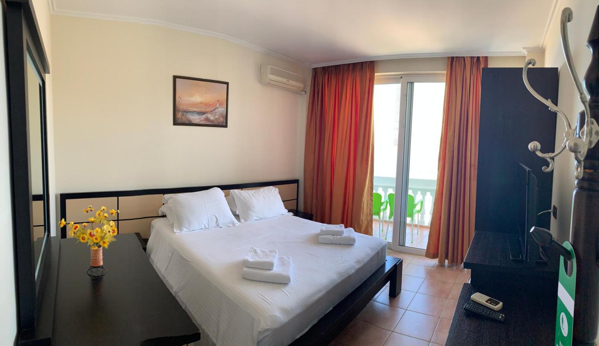 Hotel Dodona Sarande Bagian luar foto
